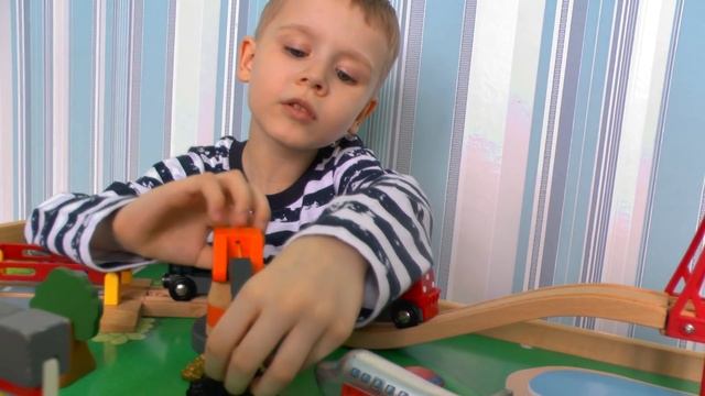 Огромный стол и деревянная железная дорога - Видео про машинки поезда и паровозики для детей смотреть онлайн
