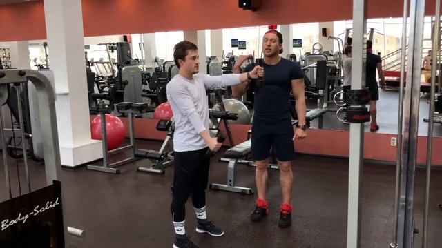 Комплекс упражнений. 4.8. Статодинамические подъемы гантелей перед собой параллельно друг другу смотреть онлайн