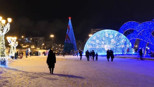 Елка на площади Салавата Юлаева.Красота! смотреть онлайн