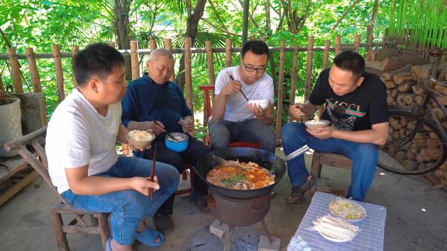 水庫撈3斤魚，二弟做“鐵鍋燉魚”，香辣入味，4個人圍著鍋，越吃越香｜Mukbang【鐵鍋視頻】