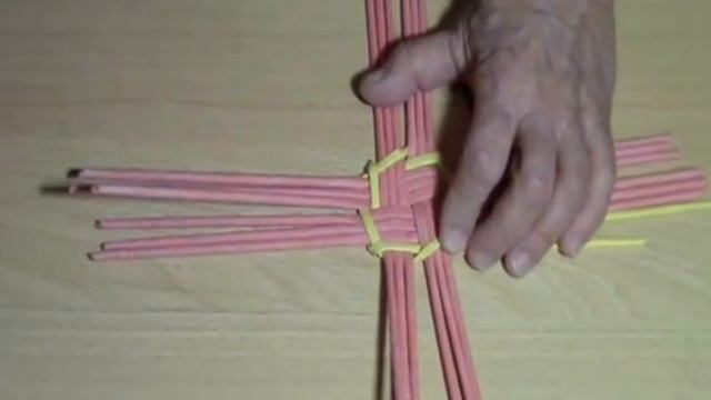 Плетение круглого дна из бумажных трубочек - способ 3 смотреть онлайн