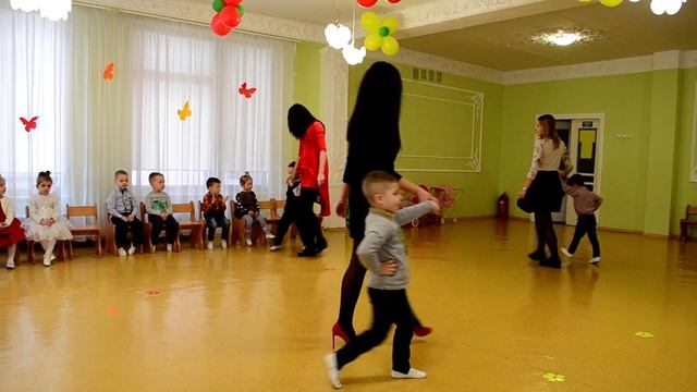 Танец с мамами Утренник 8 Марта в детском саду Младшая группа смотреть онлайн