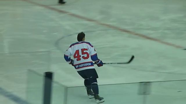 Александр Кутузов исполняет буллиты