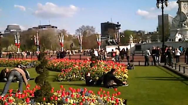 Gardens & Queen Victoria Memorial & Buckingham Palace [HQ] смотреть онлайн