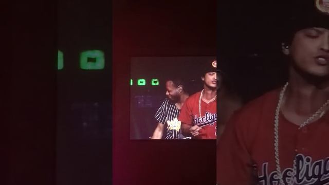 Bruno Mars & The Hooligans White Christmas смотреть онлайн