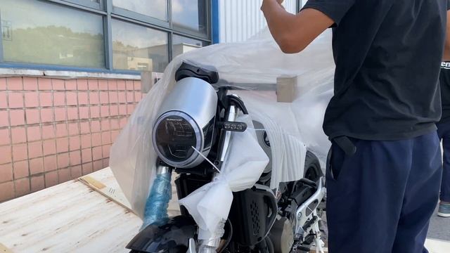 UNBOXING THE LATEST QJ SCRAMBLER 550 ?2021| #motorcycles #qjmotor #scramblers смотреть онлайн