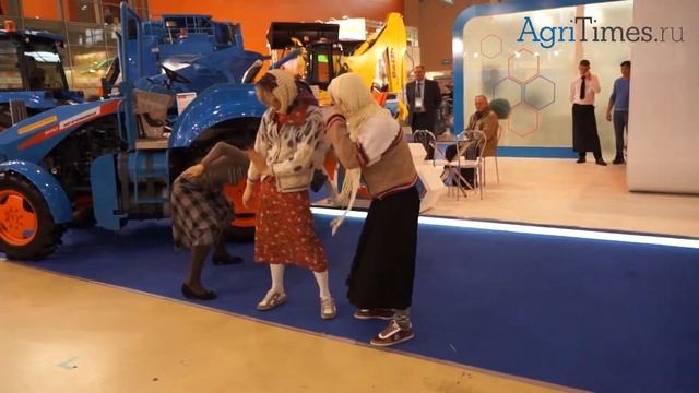 Подозрительные старушки на стенде АГРОМАШ смотреть онлайн