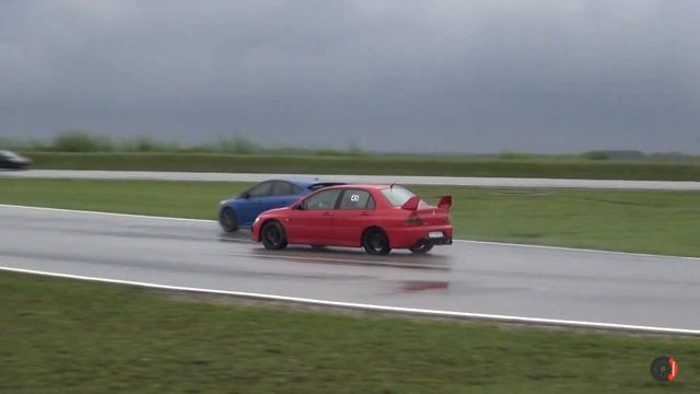 400hp Mitsubishi Lancer Evo 9 spitting flames on track смотреть онлайн