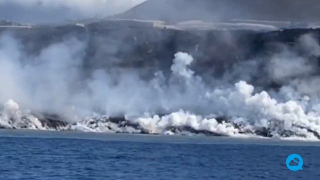 Large smoke plumes and lava "delta" in the waters off La Palma, Spain смотреть онлайн