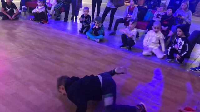 Брейк Данс Хеллоуин смотреть онлайн