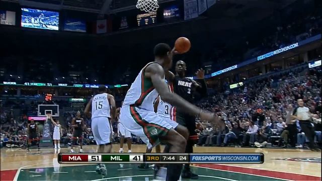 Larry Sanders Finishes the Bucks' Break смотреть онлайн