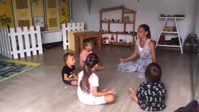Meditation class at “UMA family kids club” смотреть онлайн