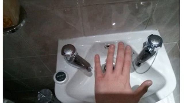 ВОТ ПОЧЕМУ В АНГЛИИ ДВА ОТДЕЛЬНЫХ КРАНА ДЛЯ ХОЛОДНОЙ И ГОРЯЧЕЙ ВОДЫ смотреть онлайн