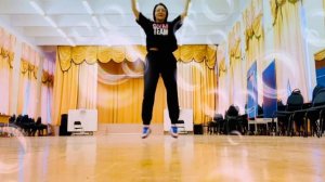 Танцевальные движения для 1-2 классов (песня «Улыбайся»)