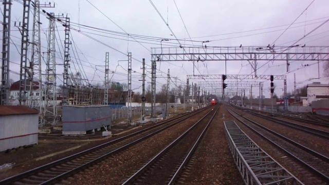 Комфортабельный поезд ЭД4МК на Тулу прибывает в Щербинку смотреть онлайн