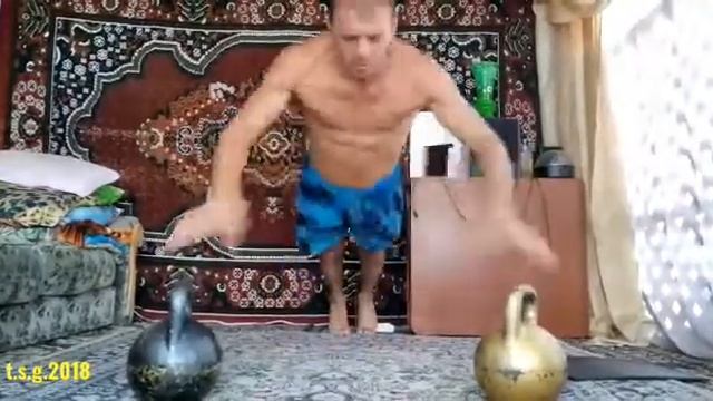 Отжимания с хлопком на двух гирях 15 раз смотреть онлайн