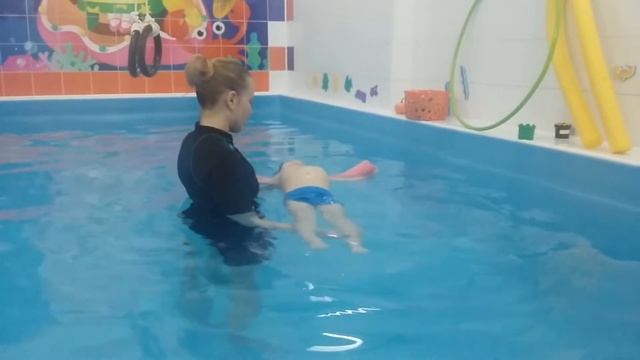 Учимся лежать на воде в бассейне Learn to lie on the water in the pool смотреть онлайн