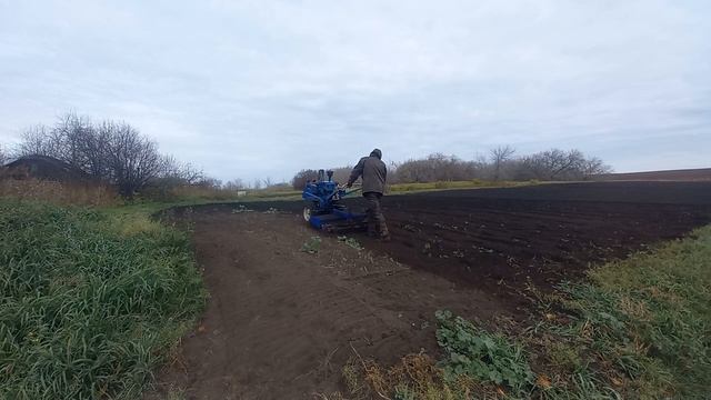 Мотоблок Скаут. Дофрезеровываю последние участки. смотреть онлайн