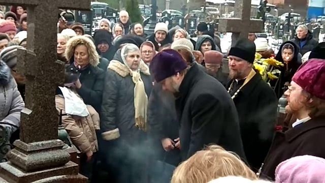 Панихида на могиле батюшки Василия Ермакова вдень рождения. смотреть онлайн