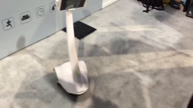 Keebot Smarter : robot télé-présence iPad - CES 2015 - iPho смотреть онлайн