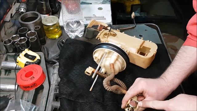 Kia Cerato 2007. Замена топливного фильтра. смотреть онлайн