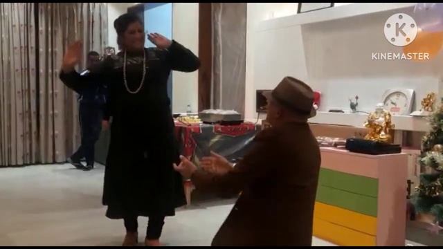 Romantic Pahadi Couple Dance By Ajay /Mamta .. смотреть онлайн