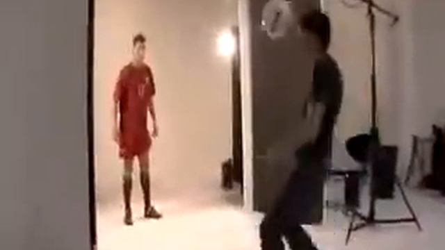 Cristiano Ronaldo and Billy Wingrove Freestyle Soccer смотреть онлайн