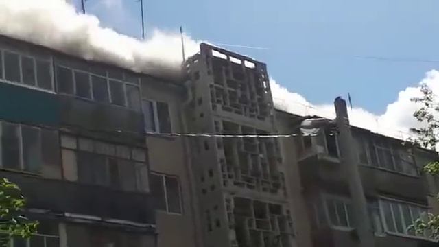 В Йошкар-Оле дом горит открытым пламенем смотреть онлайн