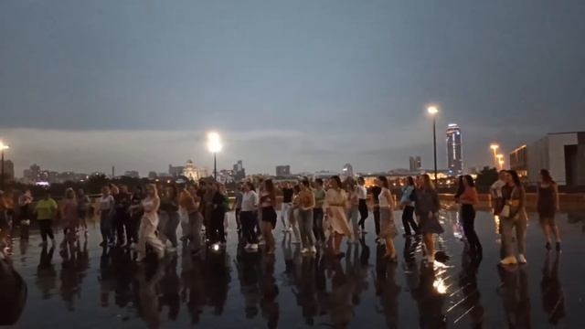 Мокрые девочки танцуют! Бачата в Екатеринбурге. Max Dance смотреть онлайн