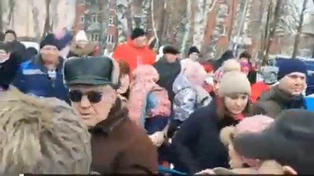 Давка при раздаче конфет в г.Курск смотреть онлайн