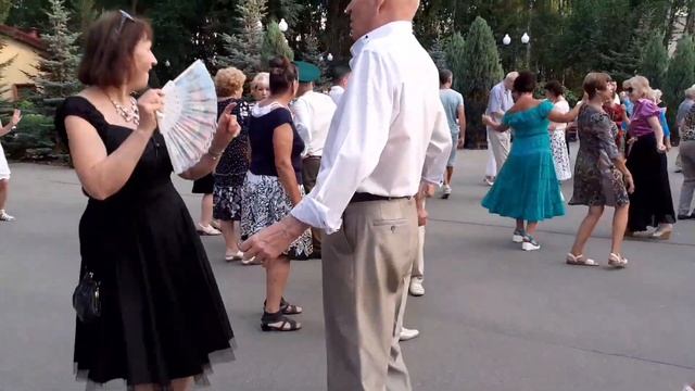 ПОЛЕВЫЕ ЦВЕТЫ СОБЕРУ БУКЕТ! ТАНЦЫ ХАРЬКОВ СЧАСТЛИВЫЕ МОМЕНТЫ смотреть онлайн