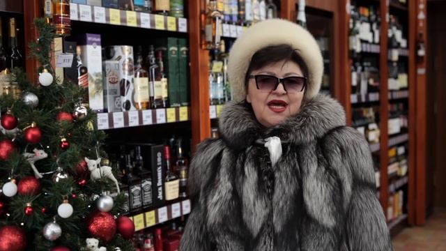 Дед Мороз снова заставил покупателей читать стихи. Красное и Белое смотреть онлайн