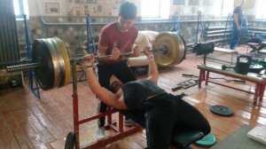 Жим лежа на 5 повторений вес штанги 160 кг 17 лет