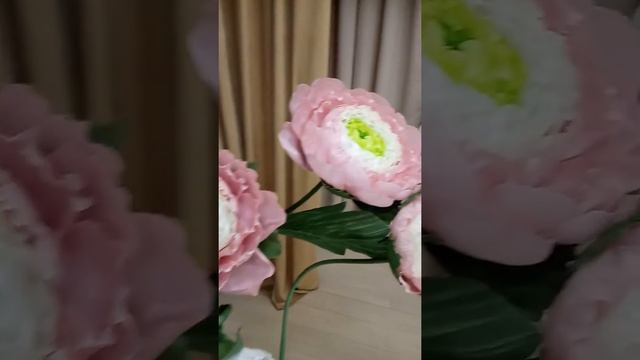 Нежные ростовые цветы для оформления зала к 8 Марта. смотреть онлайн