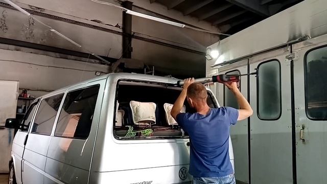 163. VW T4. Вклеили заднее стекло... смотреть онлайн