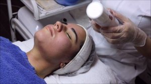 Атравматическая чистка лица ложкой УНО на косметике Holy Land / Чистка пор от акне