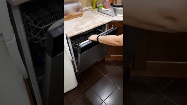 Не фиксируется дверца посудомоечной машины Bosch SMV25EX03R в открытом положении смотреть онлайн