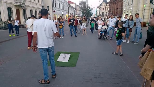 Бутылка и удочка Толпа пытается поднять