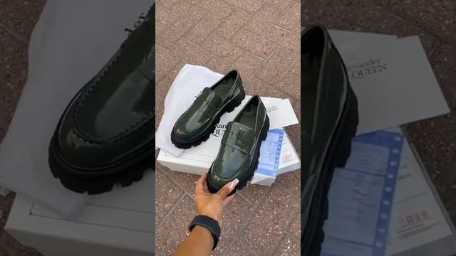 Туфли кожаные Прада на платформе зеленые смотреть онлайн