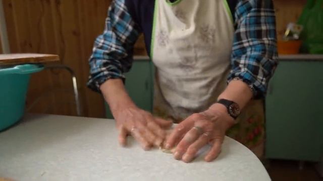 BURANOVSKIE BABUSHKI prepare forgotten UDMURT dishes in a Russian wood oven. Buranovo, UDMURTIA. смотреть онлайн