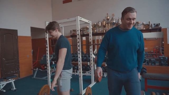 Максик разрывает бицуху. Школьник поднимает 50 кг на разы смотреть онлайн