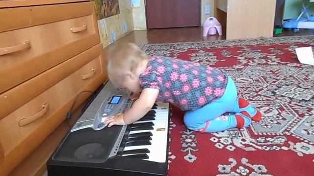 малышка зажигает на синтезаторе смотреть онлайн