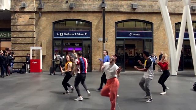 Surprise 'Friends With Benefits' Proposal Flash Mob in Kings Cross! смотреть онлайн