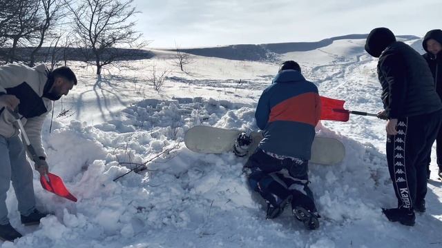 РАЗБИЛСЯ НА СНОУБОРДЕ / ПРЫЖОК ЧЕРЕЗ ТАЧКУ смотреть онлайн