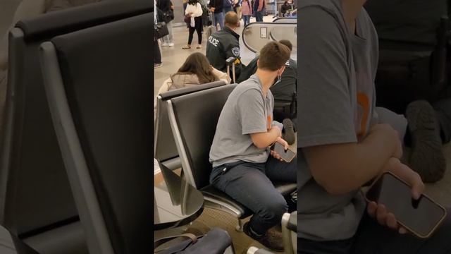 Police in Raleigh airport using excessive force смотреть онлайн