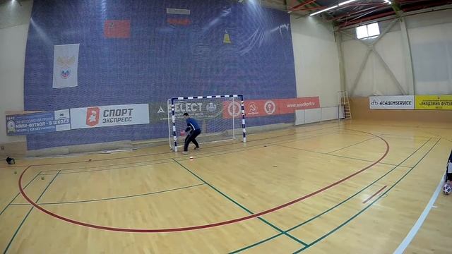 Тренировка вратарей в мини-футболе. Сообразительность, реакция, выносливость. смотреть онлайн