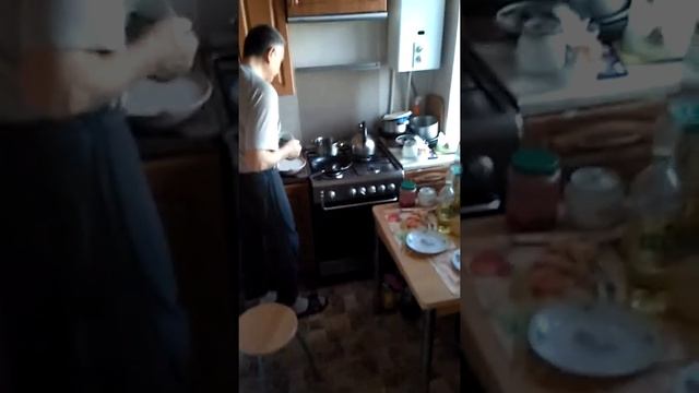 Мой дедушка жарит клубничные блины с сосисками смотреть онлайн