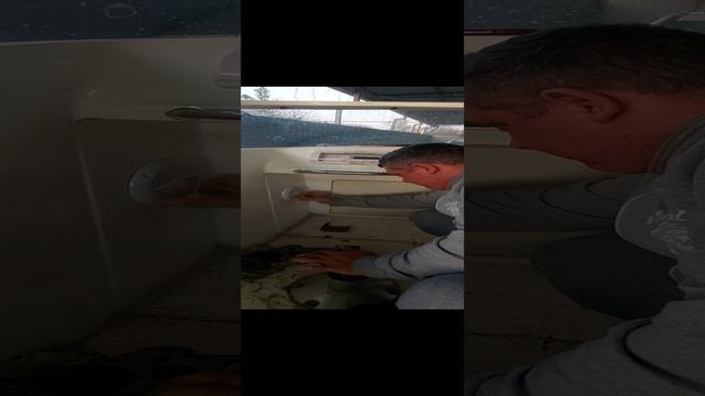 Устанавливаем новую акустику.