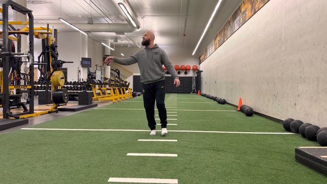 Single Leg Balance: Eyes Closed (Box’s) смотреть онлайн