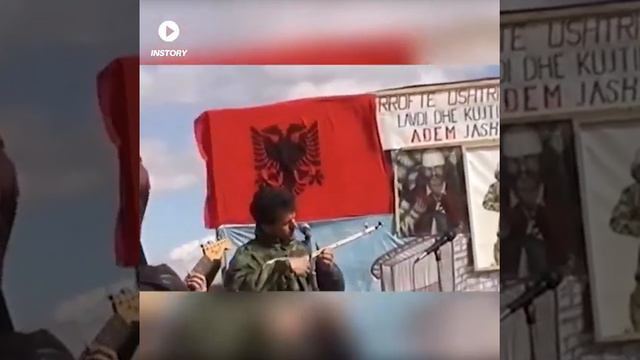 Prekaz 6 mars 1999 – Ushtarët e UÇK-së i këndojnë komandantit, Adem Jashari смотреть онлайн